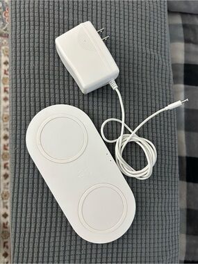 White Dual Wireless Charger with Power Adapter
